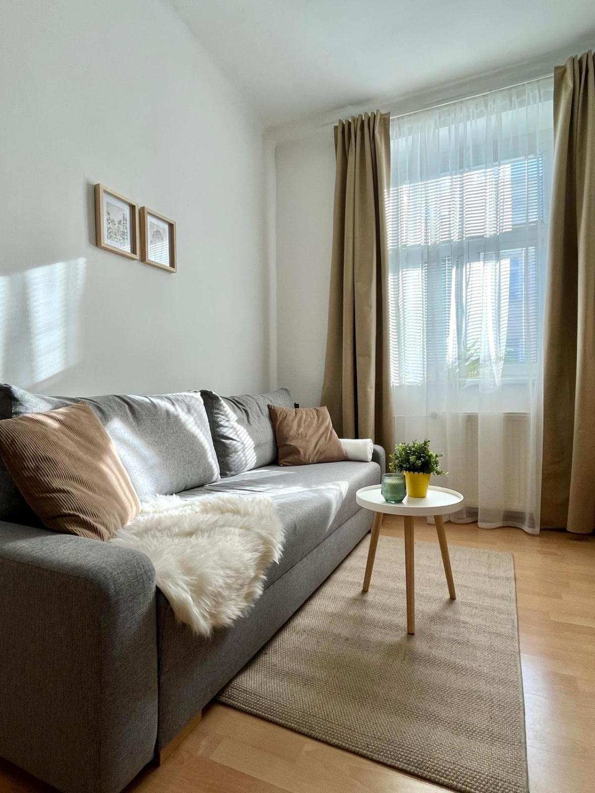 Apartment Caroline - Old Town, Ac ブラチスラヴァ エクステリア 写真